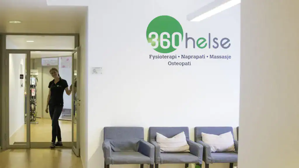 Klinikkestuene til 360Helse med ventestoler og logo.
